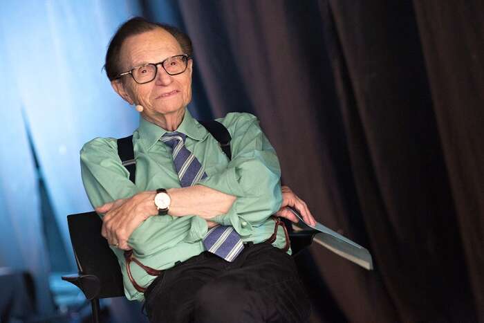 Larry King na CNN hostil prezidenty, vrátné a podvodníky a nikdy nikoho neznepokojil ostřejší, natožpak dobře informovanou otázkou… (Nixonovi: Necítíte se divně, když jedete kolem budovy Watergate?). Foto Kai T. Dragland, NTNU