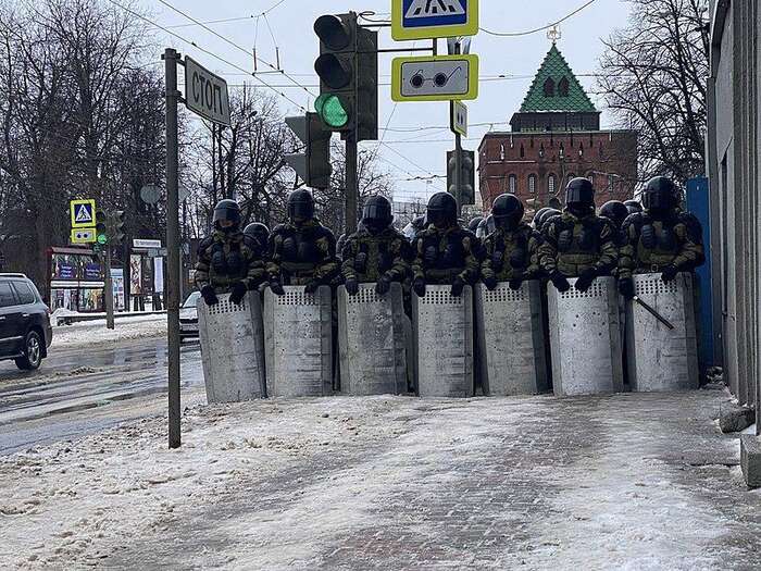 Kvůli covidovému režimu hrozí protestujícím i nepodmíněné tresty. Na snímku policejní kordon z 31. ledna v Nižném Novgorodu. Foto Alexej Trefilov, WmC
