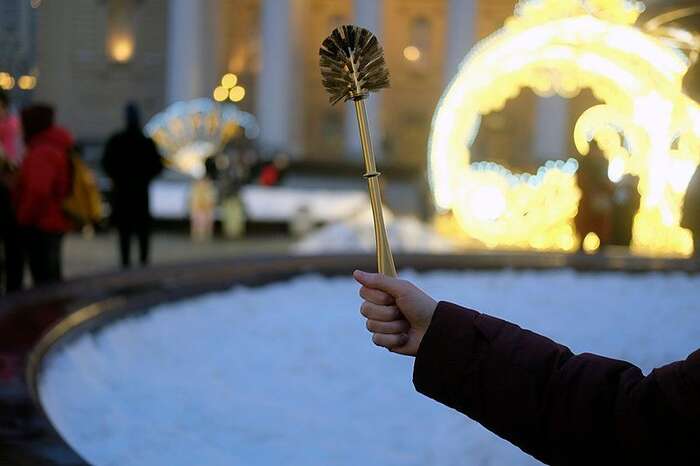 Jedním ze symbolů posledních protestů se stala zlatá záchodová štětka. Odkazuje k marnotratnému utrácení peněz, které získává současná politická elita v Rusku z úplatků. Foto Sergej Koněv, WmC