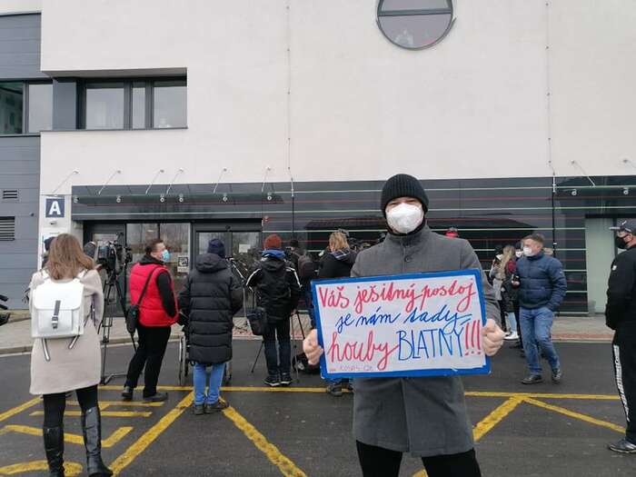Lidé v Chebu „přivítali“ ministra Blatného vlastnoručními vzkazy. Na jiných se psalo: „Pusťte sanitky s nemocnými do Německa!“ Foto Lucie Poláková