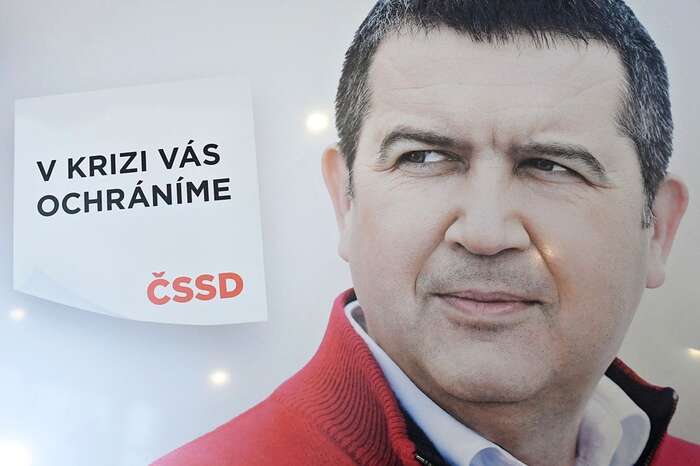 Jednání o vládní rekonstrukci se může stát vrcholem státnického umění sociálních demokratů. Pokud bude na jeho konci věrohodná a kompetentní úřednická vláda a nynější premiér si půjde i se svými superministry odpočinout od exekutivních rolí, ČSSD tak alespoň částečně odčiní poslední tři roky vládního působení a vytvoří si prostor pro řešení svých vlastních problémů i přípravu na volby. Největším vítězem ale bude Česká republika a všichni ti, kteří zůstanou naživu. Foto FB ČSSD