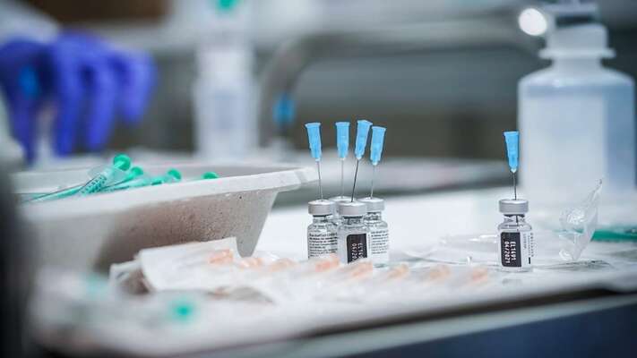 Vakcína od firmy AstraZeneca svůj účel — bránit těžkému průběhu nemoci a smrti — plní dobře. Testy ukázaly, že z celkem asi sedmnáctitisícového vzorku očkovaných onemocnělo jen 332 lidí, v nemocnici neskončil nikdo a nikdo také nezemřel. Foto Twitter Andrej Babiš