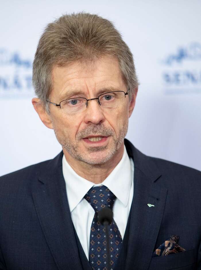 „Rozhodnutí Ústavního soudu můžeme očekávat v řádu měsíců. To znamená, že podání nijak neovlivňuje současnou akceschopnost vlády. Pokud se soud ale k věci vyjádří, dozvíme se, jak do budoucna můžeme v rámci naší parlamentní demokracie fungovat. Co je ústavní a co ústavní není,“ řekl Miloš Vystrčil. Foto @SenatCZ