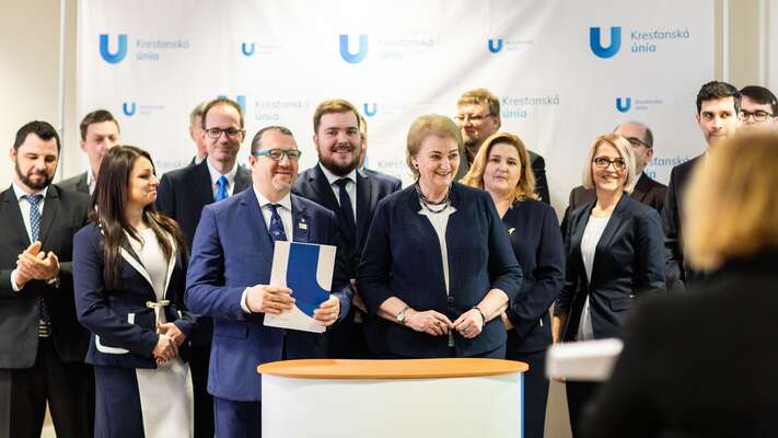 Za neformální lídryni ultrakonzervativního bloku v současné slovenské politice je považována Anna Záborská (uprostřed). Foto archiv Zaborska.sk