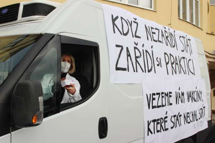 „Vezeme vám vakcíny, které stát nechal stát“, aneb svépomocí jest český člověk živ. Foto Marie Muchová, FB Mladí praktici