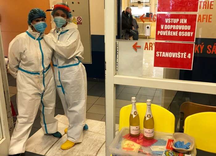 Jedním z pěkných projevů české společnosti jsou gesta přízně vůči personálu nemocnic. Foto Facebook FN Motol