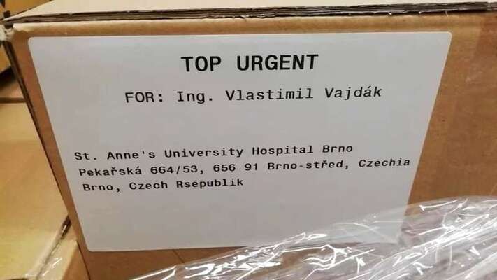 „Top urgent do Czechia Rsepublik“: takto opravdu dorazil ivermectin z Bulharska do brněnské nemocnice u svaté Anny. Foto Twitter Andrej Babiš