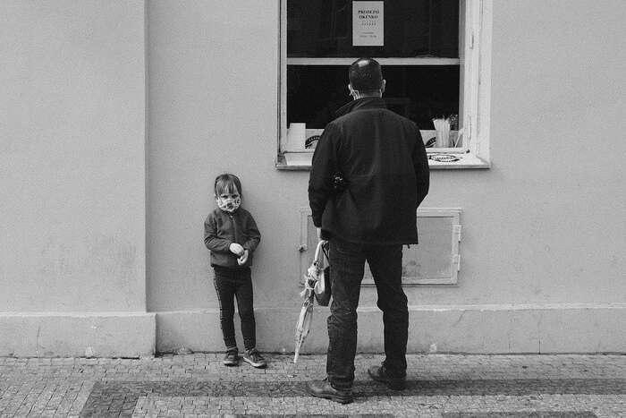 Vyhrožujeme si. Druhým Bergamem, přehlcením nemocnic, únavou zdravotníků. A na druhé straně nevzdělanými dětmi s psychickými problémy, krachem podniků, kolapsem ekonomiky. Jako by to stálo proti sobě: ve skutečnosti nestojí. Foto Dns Frbrch, Flickr