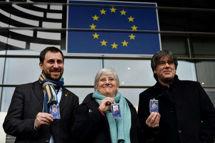 Toni Comín (vlevo), Clara Ponsatíová a Carles Puigdemont se svými europoslaneckými kartami. Foto BP
