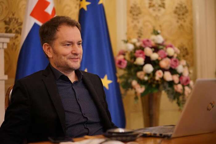 Premiér Matovič, principál predstavenia, v ktorom obete nie sú fingované, sa húpa na demolačnej guli a s ľahkosťou preráža čoraz pevnejšie zábrany. Foto FB Igor Matovič