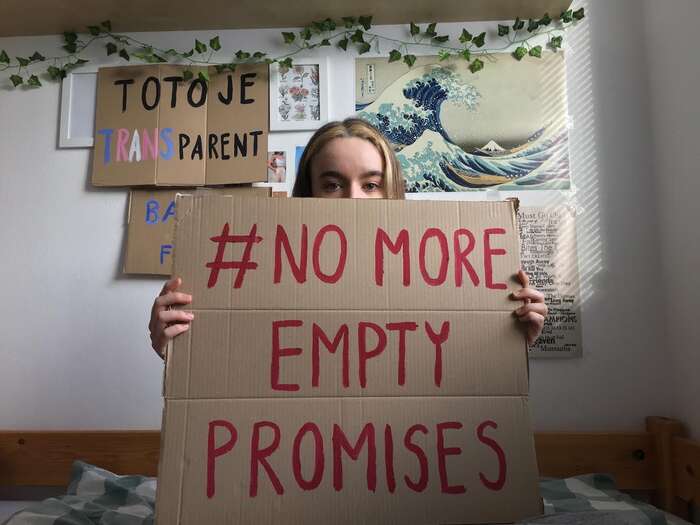 Protestující se sdružují na internetu pomocí hashtagu #NoMoreEmptyPromises (#UžŽádnéPrázdnéSliby). Fotografie a videa s tímto označením přidávali po celý týden na sociální sítě. Foto FFF Česká republika