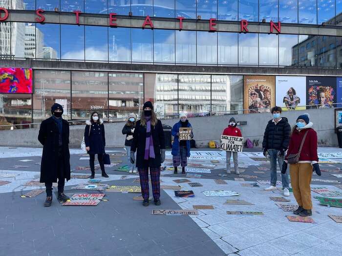 Ke stávce Fridays for Future se připojili zejména mladí lidé z celého světa. Protestovala i zakladatelka studentského hnutí Greta Thunbergová. Dnes spolu s několika dalšími aktivisty vyšla do švédských ulic, drželi se však pouze v omezeném počtu, aby dodrželi opatření proti šíření covidu-19. Foto Twitter Greta Thunbergová