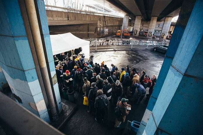 Že má hlavní město své hlavní centrum sociální pomoci lidem bez domova na jednom z nejhnusnějších míst pod dálničním mostem a ještě v provizorních stavebních buňkách, to je opravdu zoufale nedůstojné. Foto Facebook organizace Naděje
