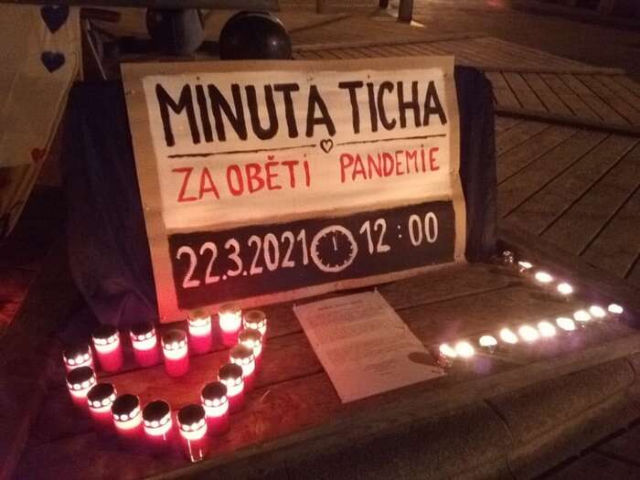 Jde o uznání bolesti pozůstalých a závažnosti neštěstí. O připomínku, že v pandemii nejsme sami. O návrat lidskosti a empatie do způsobu, jímž o pandemii uvažujeme a hovoříme. Foto Facebook Milion chvilek pro demokracii