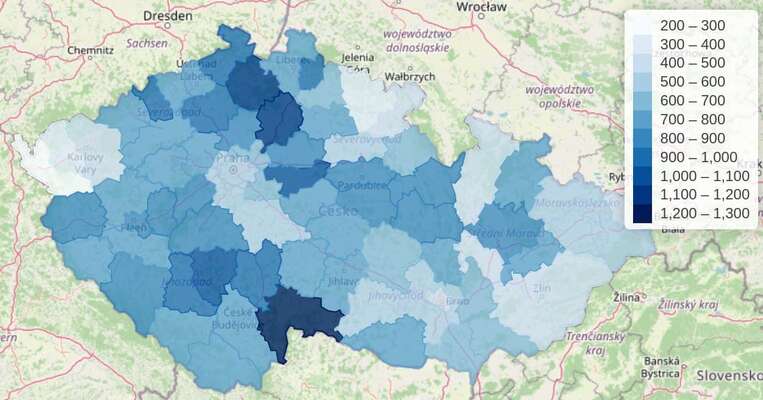 Týdenní přírůstky na 100 tisíc obyvatel. Morava a Slezsko zažily vlnu začátkem roku. Únorová eskalace zválcovala hlavně Čechy. Plošná opatření následně vedla ke zpomalení a částečnému oploštění přílivu postupujícího opět k východu. Mapa BISOP / data MZd
