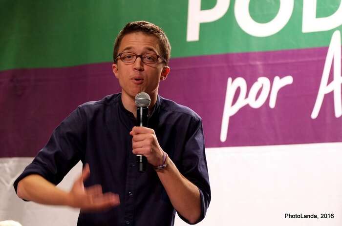 Opatření si na současné vládě vynutil Íñigo Errejón — jeden ze zakladatelů Podemos. Errejón hnutí později opustil a dnes má vlastní stranu Más País. Ta podmínila podporu vládě právě testováním čtyřdenního pracovního týdne. Foto PhotoLanda, flick.com