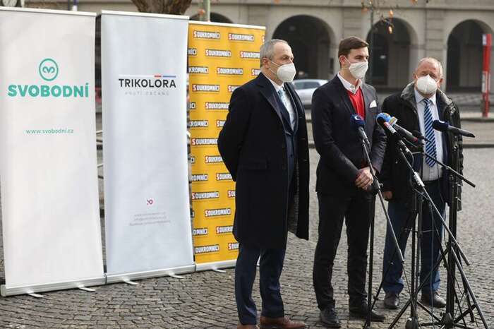 Trikolóra, Svobodní a Soukromníci budou společně hájit hodnoty, na kterých tato země zbohatla. Budou hájit českou korunu, svobodu a kapitalismus, slibují straničtí lídři. Foto Svobodní