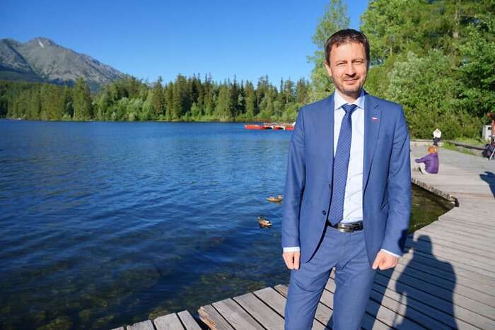 „Nový predseda vlády Eduard Heger sa nateraz zdá byť správnym človekom na správnom mieste v správny čas. Smerom do vlády aj k verejnosti pôsobí upokojujúco a jeho verejné vystupovanie je v príkrom kontraste voči rétorike jeho predchodcu.“ Foto FB Eduard Heger