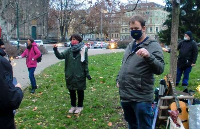Vládní úkol zněl jasně: zastavit pandemii! Jenže plošná opatření však často, a někdy i s tragickými důsledky, ignorovala konkrétní osudy. Foto Facebook Centra denních aktivit — Dům u Libuše