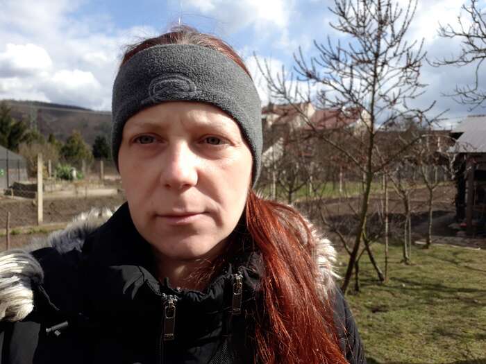 Dana Konečná si cestu k ekologii našla hlavně po narození dcer, stejně jako její sestra a jednovaječné dvojče Jana Juranová. Společně se staly koordinátorkami modelu Živá krajina a začaly pracovat na návratu vody do přírody. „Člověk má čas rozložený primárně pro děti, ale když to jde, po večerech se věnuju projektu, zpracování v počítači. Nebo když manžel nebo sestřin partner pohlídají děti, vyrážíme do archivu skenovat,“ popisuje Dana Konečná. Foto Dana Konečná