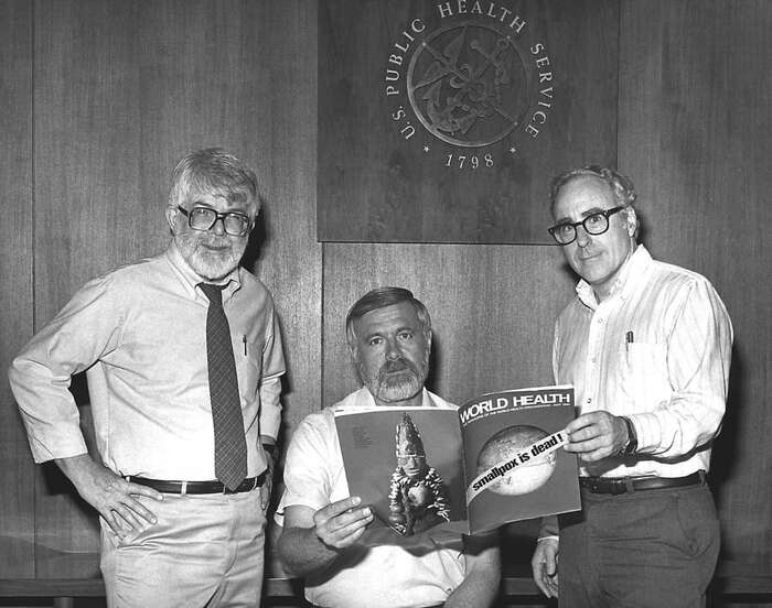 Tři z významných činitelů eradikačního programu neštovic, doktoři Donald Millar, William F. Foege a Michael Lane, roku 1980 s titulní stránkou časopisu hlásající „pravé neštovice jsou mrtvé!“. Na zadní straně listu mimochodem vidíme stejnou sošku Sopony, jakou jsme umístili na začátek článku. Foto Archív Centers for Disease Control