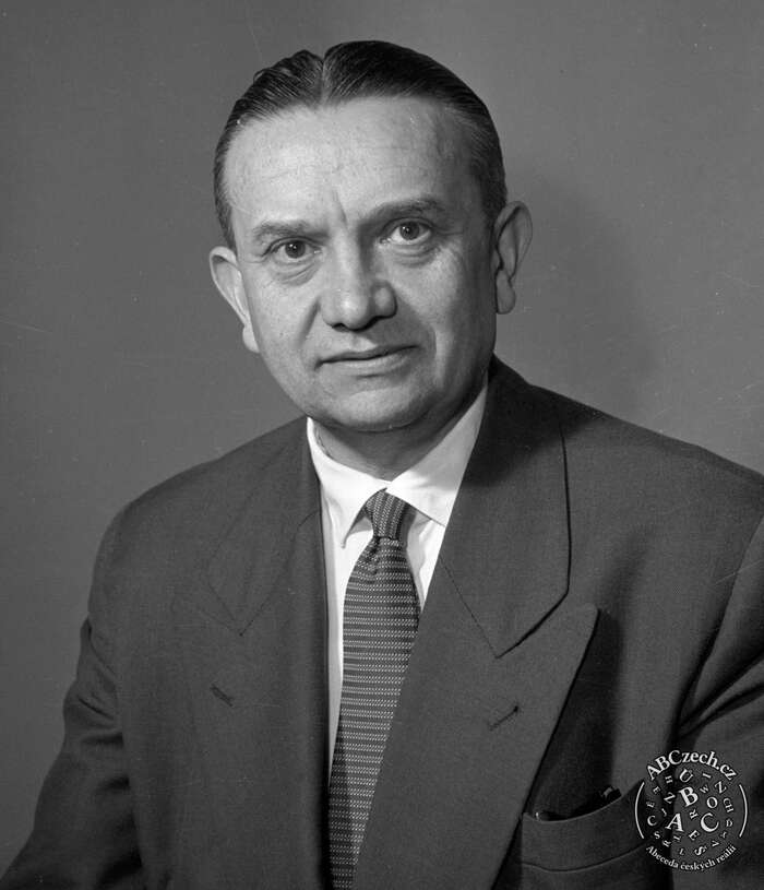 Bývaly časy, kdy Čechoslováci opravdu byli opravdu „best in covid“. Československo bylo první zemí na světě, jež vymýtila dětskou obrnu. A profesor Karel Raška (na snímku) sehrál stěžejní roli při koncipování světové strategie, jež vedla k vymýcení pravých neštovic. Repro DR