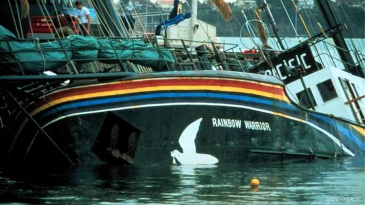 Loď Rainbow Warrior po explozi první z francouzských náloží. Foto Greenpeace.org