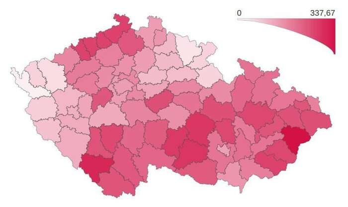 Velká část republiky hranici sta nových případů na 100 tisíc obyvatel týdně stále nesplňuje. Na Moravě, Vysočině i v jižních a severních Čechách ji míra infekce překonává dvoj- až trojnásobně. Mapa MZd