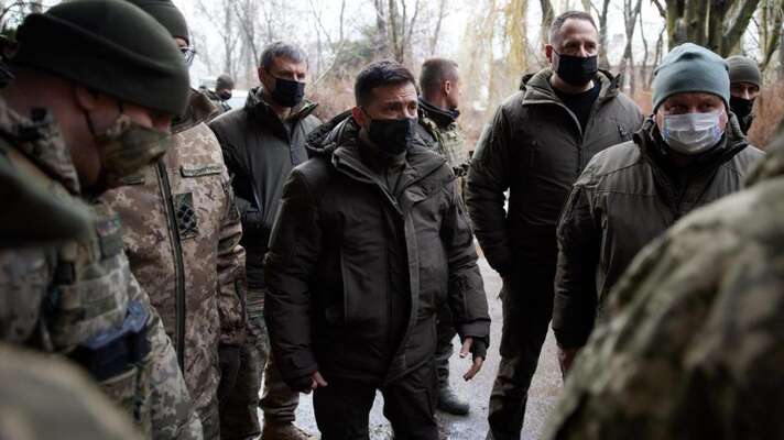 Ukrajinský prezident Zelenskyj při návštěvě jednotek na donbaské demarkační linii. Foto President.gov.ua