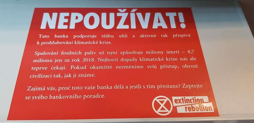 Protest proti bankám směřovalo v minulých týdnech hnutí Extinction Rebellion. Na propojení finančnictví a fosilního průmyslu upozorňovali jeho členové mimo jiné označováním bankomatů samolepkami s vysvětlením, proč finanční instituce přispívají ke klimatické krizi. Foto Twitter Zastavme špinavé prachy