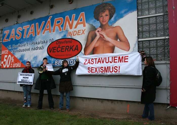 Zahájení kampaně Nesehnutí Proti sexismu v ulicích. Foto zenskaprava.cz