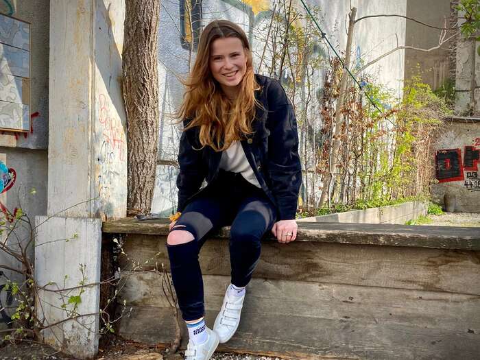 Na klimatický zákon si stěžovala skupina devíti mladých lidí, jednou z nich byla nejznámější německá představitelka studentského hnutí Fridays For Future Luisa Neubauerová. Podpořily je německé občanské a ekologické organizace jako Greenpeace, BUND nebo Fridays for Future. Foto Twitter Luisa Neubauer