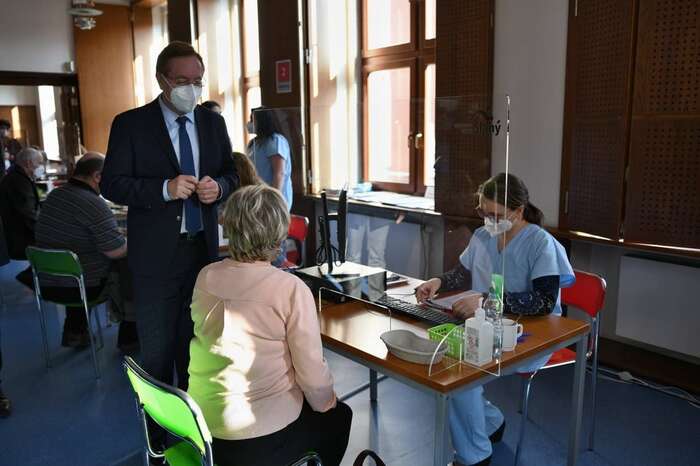 Ministr zdravotnictví Petr Arenberger na návštěvě očkovacího centra nemocnice ve Slaném. Snímek vystihuje českou realitu lépe než spektakulární záběry z velkokapacitních hal. Foto FB MZd