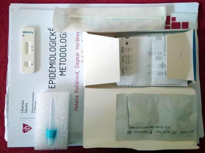 Jeden z kitů na provedení rychlého antigenního testu. Tyčinkou se odebere vzorek, prožene se speciálním roztokem a nakape do testovací kazety. Výsledky se čtou stejně jako těhotenský test. Mohou se vybarvit dva proužky, C (kontrolní) a T (výsledek). Oba, a to i slabě vykreslené, znamenají pozitivitu. Samotné C negativitu. Samotné T nebo nic značí selhání testu. Foto Jan Kašpárek, DR