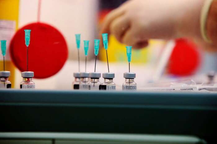 Očkování zrychluje. Otevírání registračního systém stále dalším věkovým skupinám je však ještě rychlejší. I kdyby se k registraci pustili začátkem června všichni, jak naznačuje vláda, část zájemců injekci beztak dostane až uprostřed léta. Foto Fakultní nemocnice Královské Vinohrady