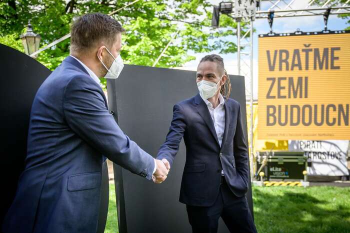 Koaliční program je členěn do patnácti kapitol, každá má dva garanty — jednoho Piráta a jednoho ze Starostů. Mezi třicítkou partajních expertů na rozličná témata je toliko jedna žena. Foto Piráti, Flickr
