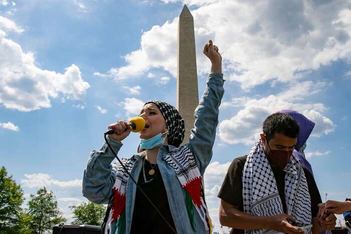 Protesty za práva Palestinců byly tentokrát v USA početnější, jak co do účasti tak co do počtu míst, kde se konaly. Mariam Abou Ghazalová hovoří k demonstrantům na akci ve Washington D. C. Foto Tasos Katopodis, Getty Images via AFP