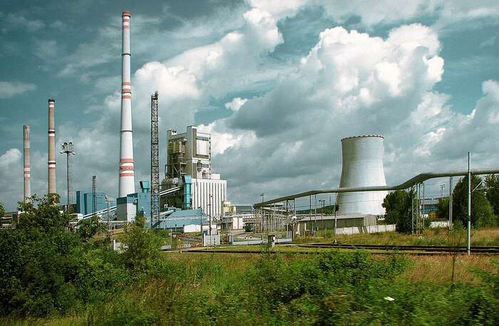 Ačkoli definitivní datum odklonu od uhlí společnost ČEZ neoznámila, do roku 2030 z něj bude vyrábět postupně čím dál méně. Jako náhradu však chce využít i bludná řešení jako jádro či fosilní plyn — tak jako v elektrárně Mělník III, kde se uhlí přestane spalovat letos v létě. Foto Ralf Roletschek, WmC