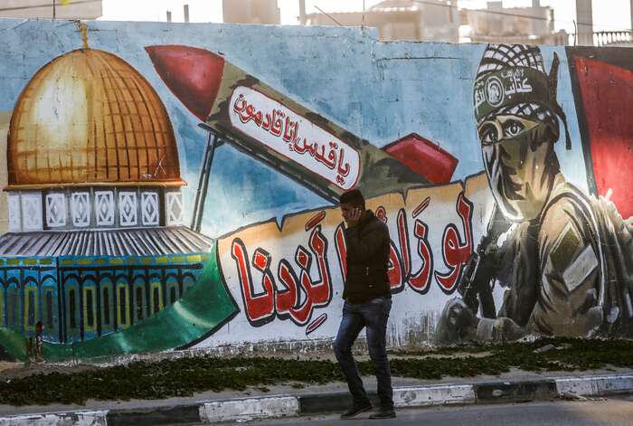 Palestinské gafiti z města Rafáh v Gaze oslavující ozbrojené křídlo Hamásu. Nápisy v arabštině slibují znovuzískání Jeruzaléma. Foto Said Khatib, AFP