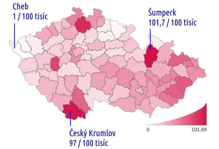 Sedmidenní incidence na sto tisíc obyvatel podle okresu. Na začátku jara se tmavá místa rozlévala do okolí a postupovala k východu, nyní jsou spíše izolovaná. A situace v nich je mnohem lepší než dříve. Mapa MZd/ÚZIS