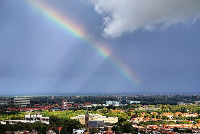 Duha nad budovou Mezinárodního trestního soudu v Haagu. Foto Edwin van Buuringen, WmC