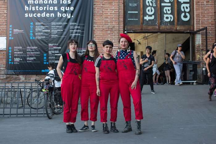 Colectivo LasTesis je umělecká feministická skupina původem z chilského města Valparaíso. S využitím performance upozorňují na genderová témata a převádějí feministické teorie do multimediálního formátu. Foto Archiv LasTesis