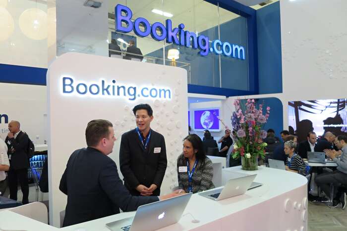 Z covidové podpory z veřejných evropských peněz firma Booking.com namísto zaměstnanců, kterých propustila na šestadvacet tisíc, vyplatila bonusy svým třem manažerům. Foto Travelarz, WmC