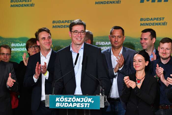 Budapešťský primátor Gergely Karácsony (uprostřed) je aktuálně nejvýraznější tváří protiorbánovského tábora. Foto Attila Kisbenedek, AFP