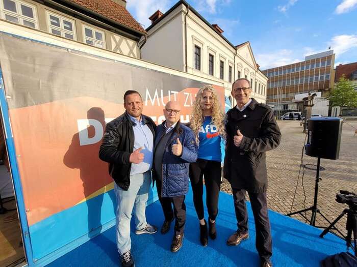 Tým saskoanhaltské AfD při kampani. Lídr kandidátky Oliver Kirchner v modré bundě. Navzdory předpovědím strana prohrála s CDU ještě výrazněji než minule. Foto FB AfD Sachsen-Anhalt