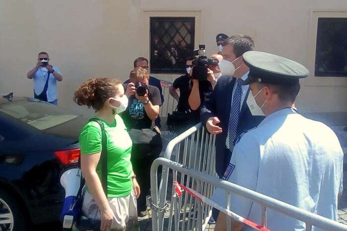 Koordinátorka uhelné kampaně Greenpeace Nikol Krejčová v diskuzi s vicepremiérem a ministrem vnitra Janem Hamáčkem (ČSSD) před pondělním jednáním vlády v Hrzánském paláci na Hradčanech. Foto Radek Kubala