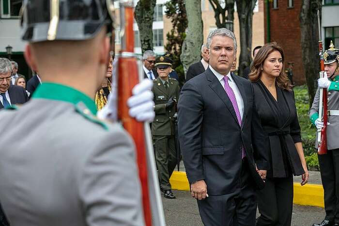 Iván Duque (na snímku) stojí v čele Kolumbie od srpna 2018. Volby vyhrál za ostře pravicovou Partido Centro Democrático, kterou kontroluje exprezident Álvaro Uribe. Foto PNC, WmC