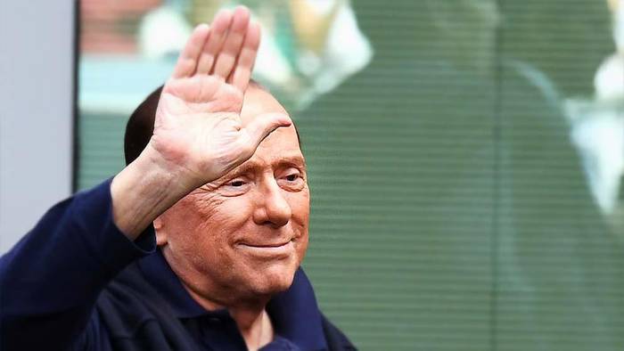 Typickým poznávacím znakem Silvia Berlusconiho byl jeho široký úsměv. Ke konci života, kdy jej nahradili ve vůdčím postavení jiní, mu nicméně trochu povadl. Momentka z videozáznamu. Repro DR