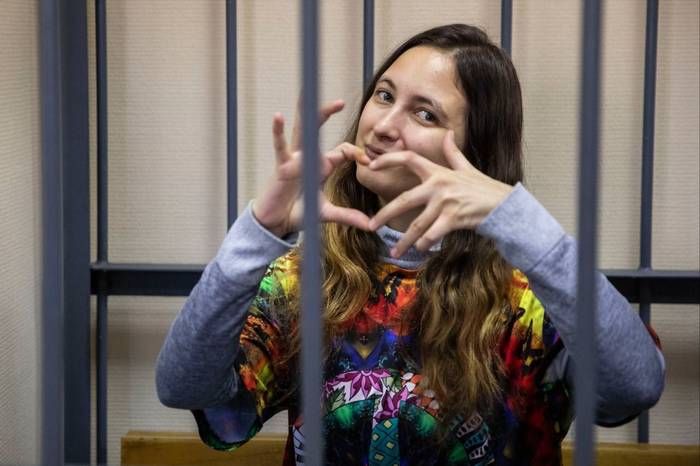 „Jak málo důvěry v&nbsp;náš stát a&nbsp;společnost má náš státní zástupce, když si&nbsp;myslí, že naše státnost a&nbsp;veřejná bezpečnost se&nbsp;může zhroutit pěti malými papírky?“ Foto Telegram Свободу Саше Скочиленко