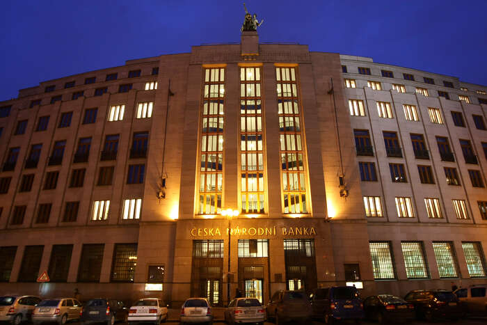 Odhady ukazují, že nás ČNB svou intervencí připravila až o 11,7 miliard korun, které jedním škrtnutím pera zmizely z alokovaných financí ze strukturálních fondů pro ČR, kde se prostředky z eur na koruny při proplácení dotací převádí. Foto Michal Kalášek, Mediafax